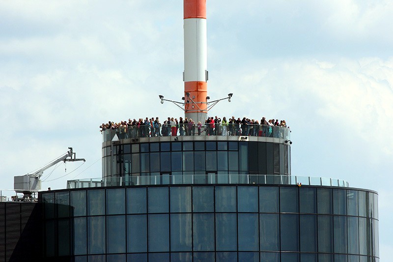 Besucher auf dem Maintower
