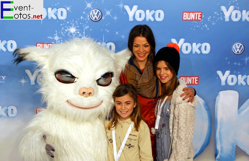 Jessica Schwarz mit den Kinderdarstellern Jamie Bick und Lilly Reulein und natÃ¼rlich YOKO
