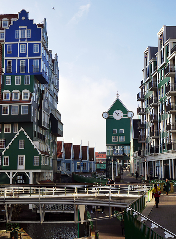 Inntel Hotel und Stadhuisplein, Zaandam
