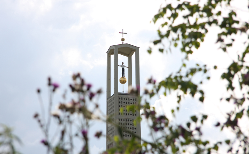 Mann im Turm - Balkenhol-Ausstellung in der Elisabeth-Kirche
