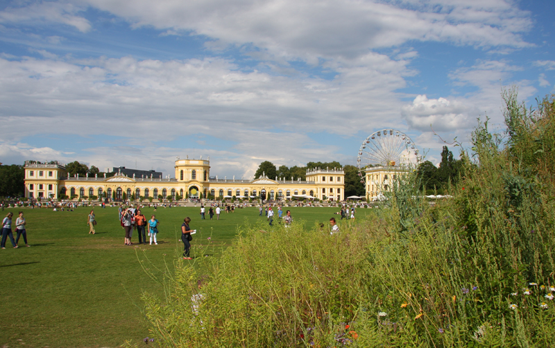 Blick auf die Orangerie - rechts ein Teil des "do nothing garden" 
