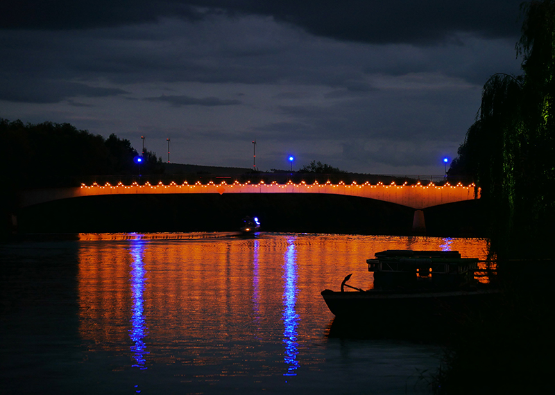 Blick auf die SchwimmbadbrÃ¼cke
